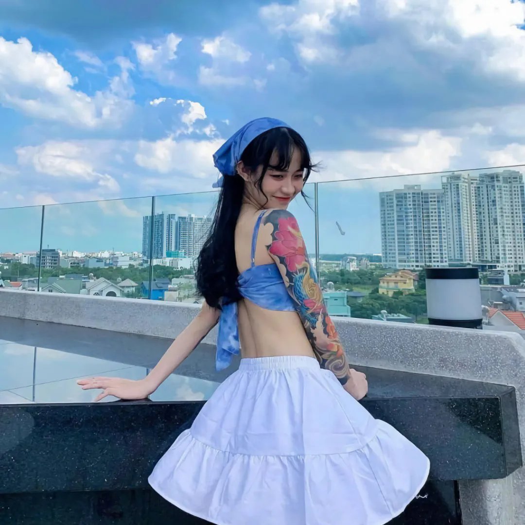 戴金色面具的男子